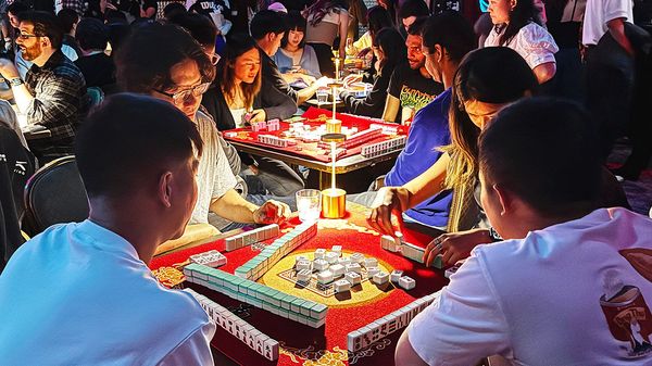 Young people all over the world are clicking with mahjong image