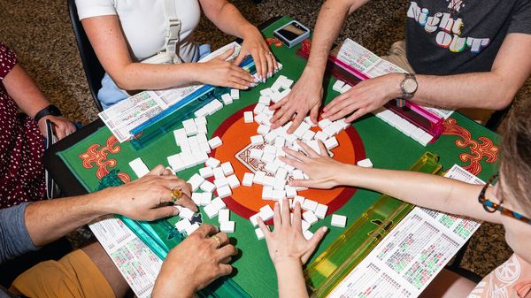 Young people all over the world are clicking with mahjong image