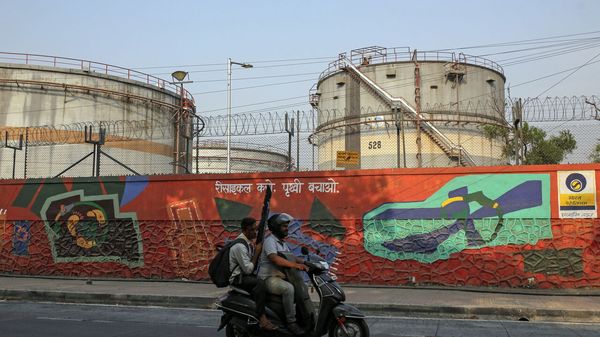 India&rsquo;s oil refiners are feeling the squeeze from the Gulf war image