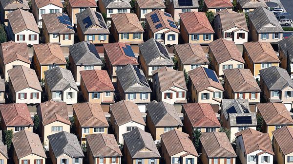 The decline of single-earner housebuyers in America image